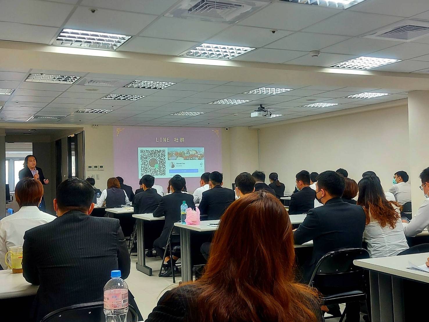 史蒂芬叔叔企業演講現場 — 台上專業授課